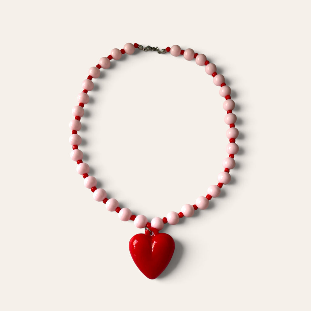 Josette, collier tissé de perles roses en acrylique, rocailles rouges et cœur rouge, à plat, Perle Moi Ça