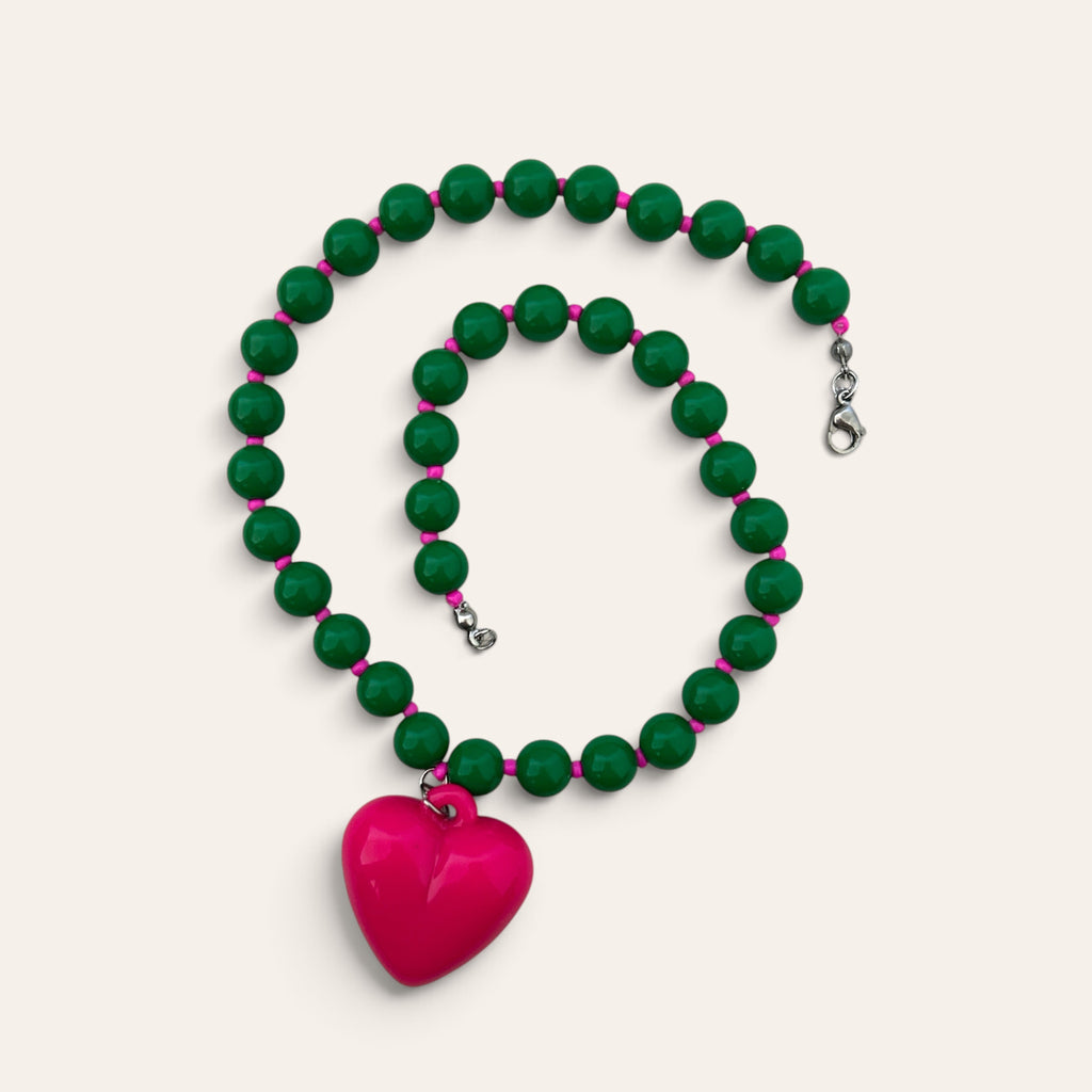 Collier Josette enroulé : perles vertes en acrylique, rocailles roses et cœur fuchsia, Perle Moi Ça