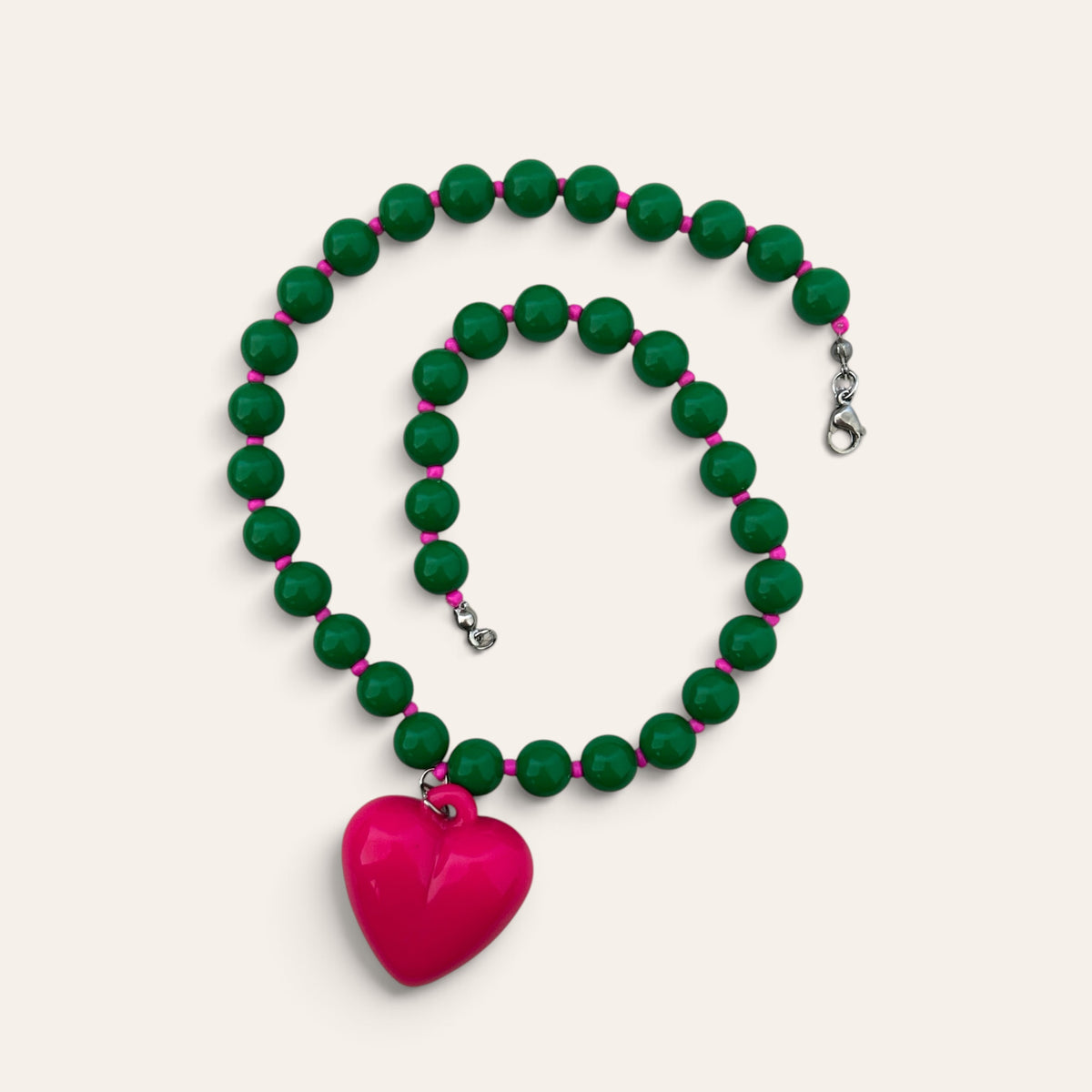 Collier Josette enroulé : perles vertes en acrylique, rocailles roses et cœur fuchsia, Perle Moi Ça