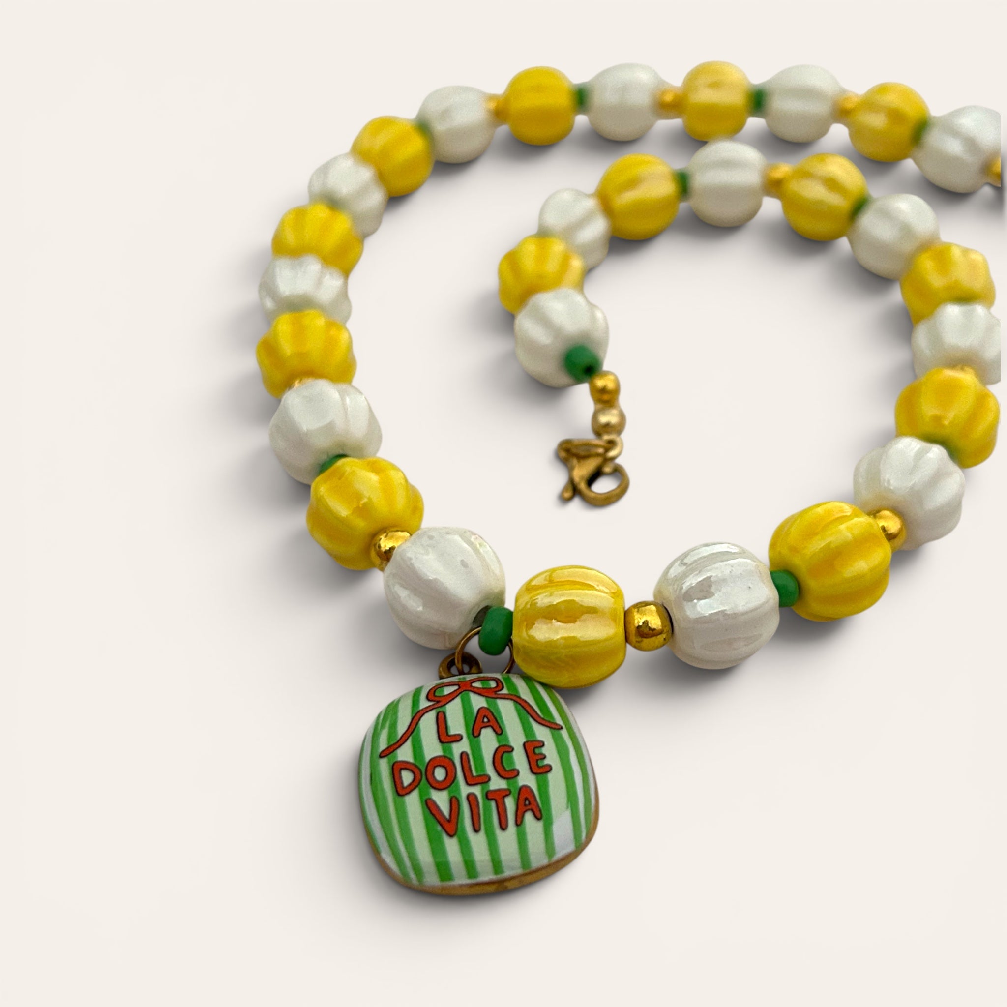 Gros plan pendentif La Dolce Vita, collier Josette fait main en perles, Perle Moi Ça