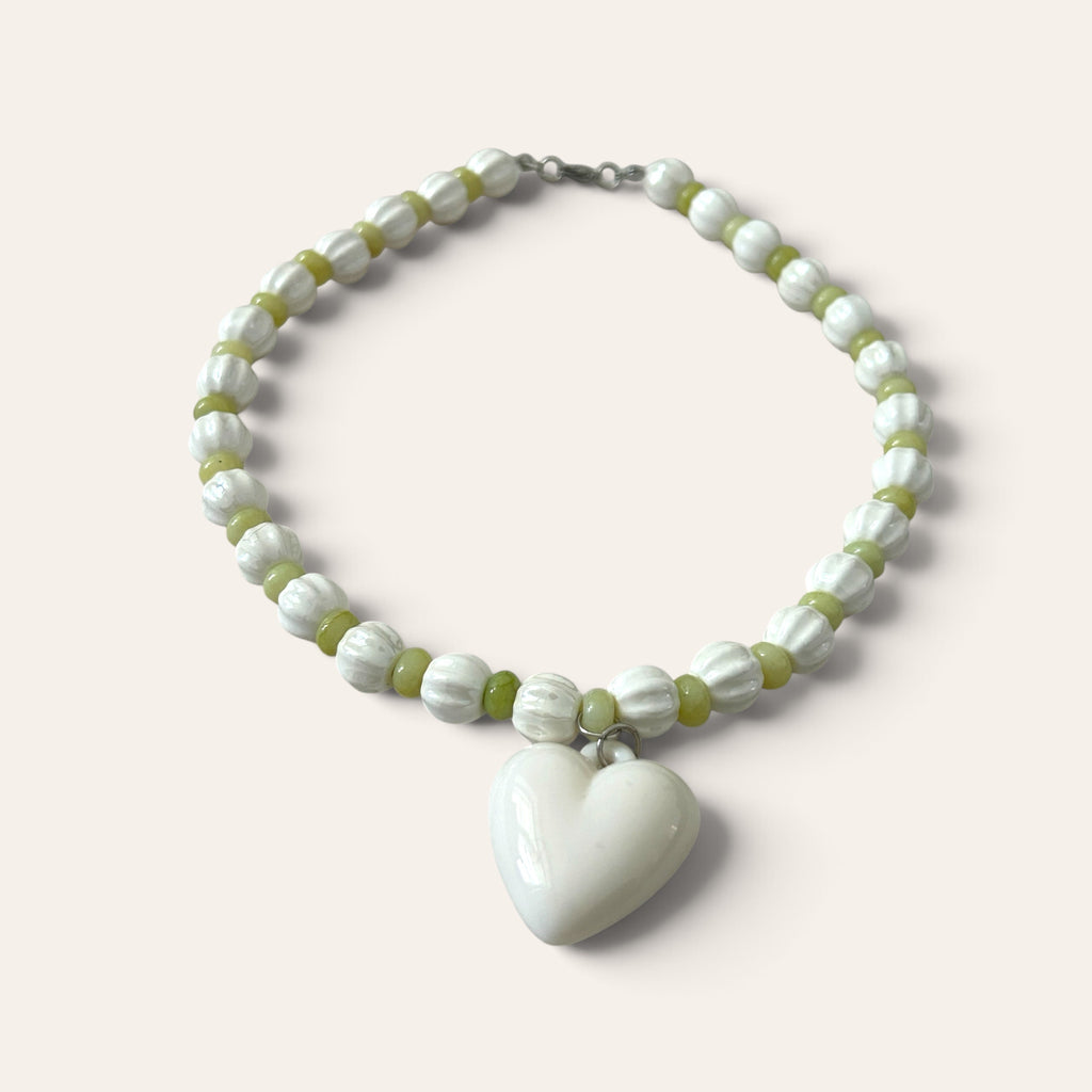 Détail du collier Josette Lux : grand cœur blanc en acrylique, perles blanches et vertes, fermoir argenté, Perle Moi Ça
