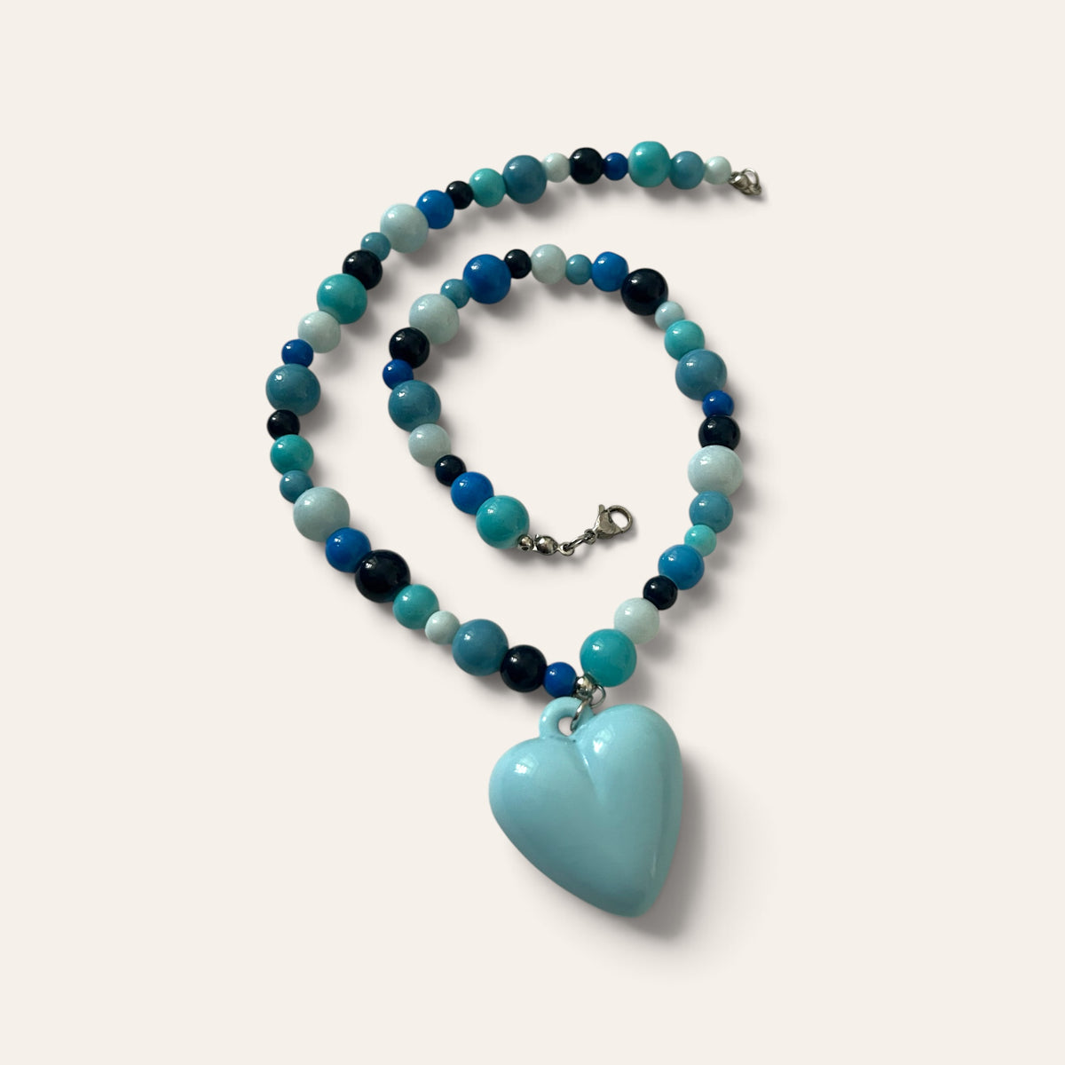 Josette Lux, autre vue du collier enroulé : perles de verre bleues et cœur en acrylique bleu ciel, Perle Moi Ça
