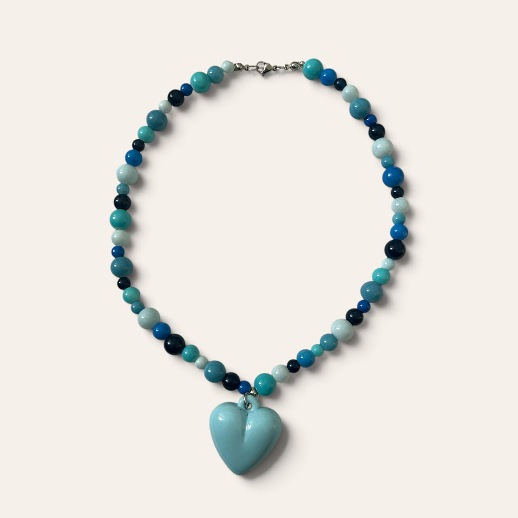 Collier Josette Lux enroulé : perles de verre en camaïeu de bleus, cœur bleu ciel et fermoir acier inoxydable, Perle Moi Ça