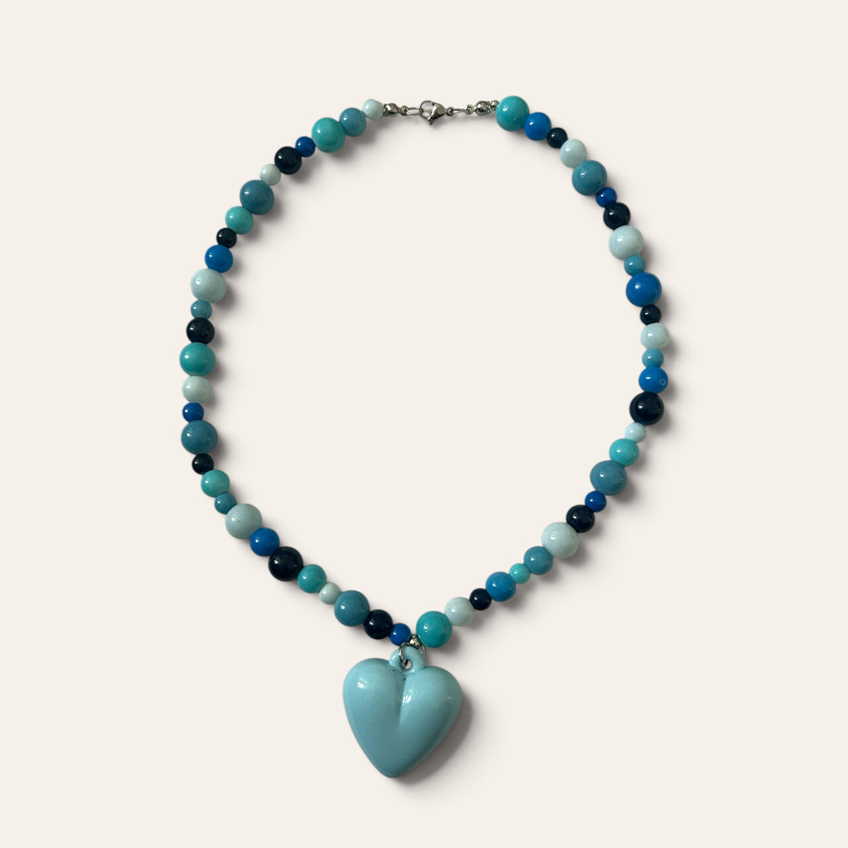 Collier Josette Lux enroulé : perles de verre en camaïeu de bleus, cœur bleu ciel et fermoir acier inoxydable, Perle Moi Ça