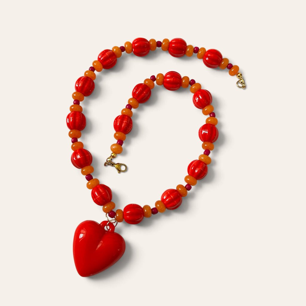 Collier Josette Lux enroulé : perles rouges et orange, rocailles bordeaux et cœur rouge en acrylique, Perle Moi Ça