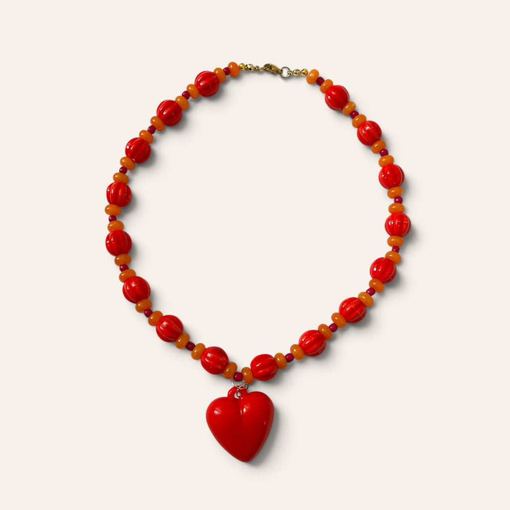 Josette Lux, collier de perles rouges en céramique et perles de verre orange, grand cœur rouge, à plat, Perle Moi Ça