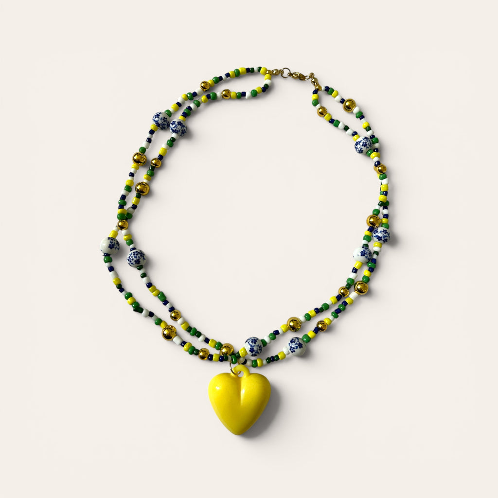 Linette, collier de perles de rocaille jaunes, vertes et dorées, perles porcelaine bleues, cœur jaune acrylique, fait main à Châteauroux, Perle Moi Ça
