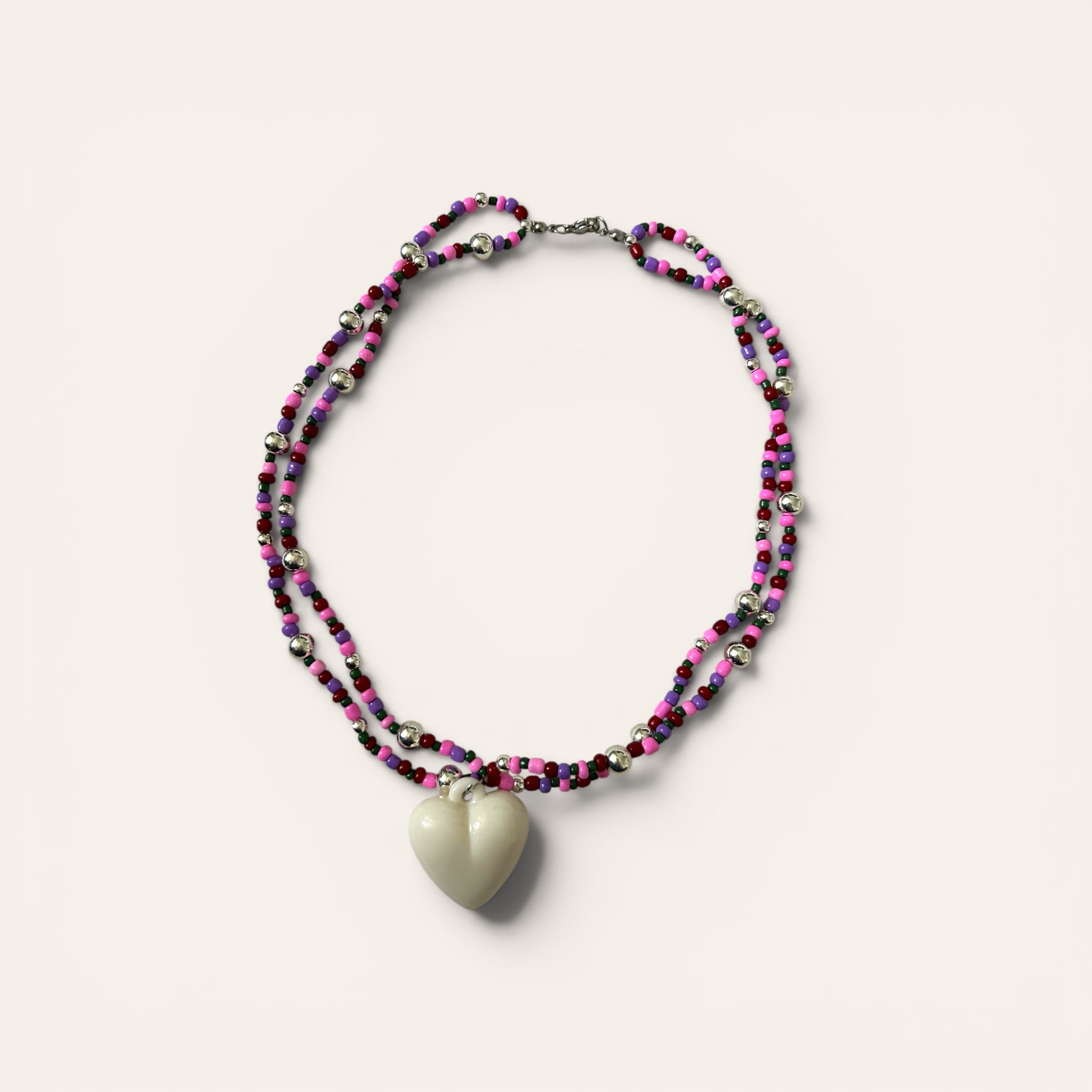 Linette, collier de perles de rocaille roses, violettes et argentées, cœur blanc acrylique, fait main à Châteauroux, Perle Moi Ça