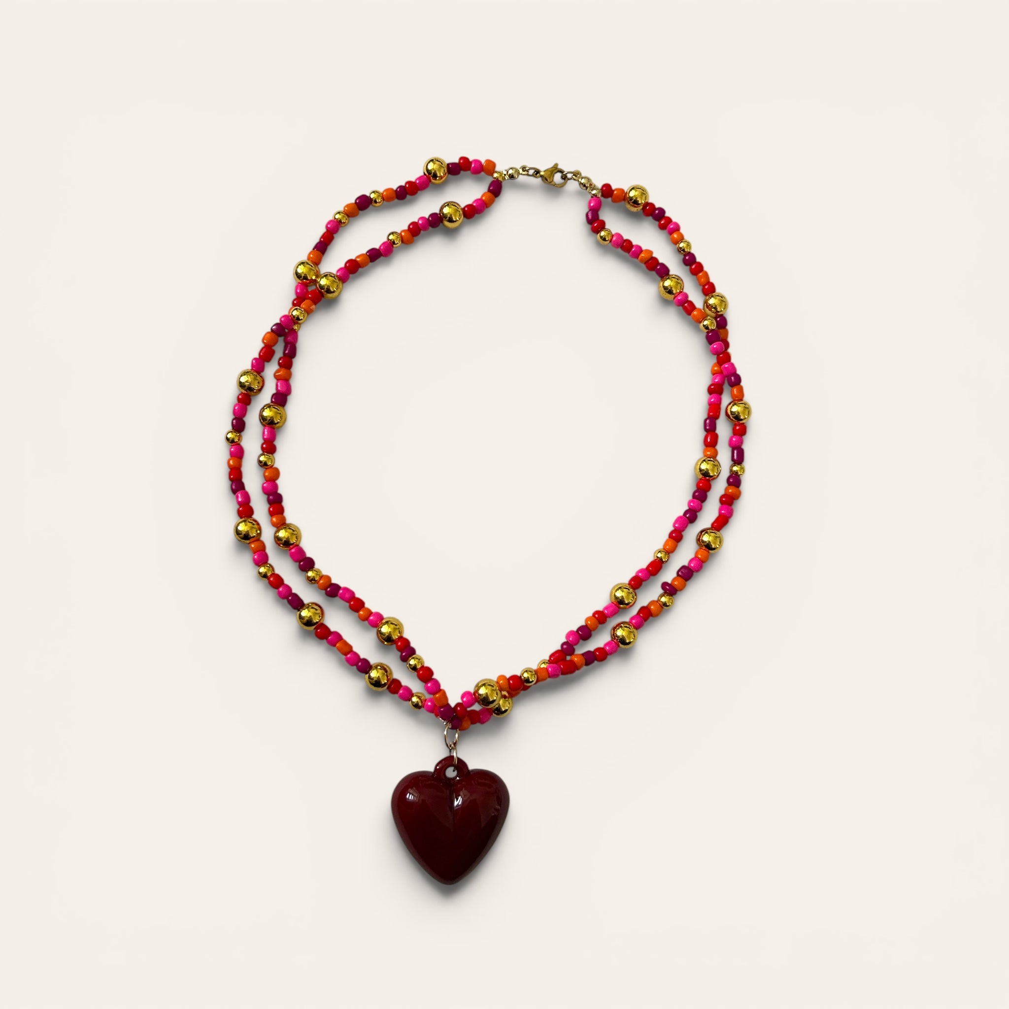 Linette, collier de perles de rocaille roses, oranges et dorées, cœur bordeaux acrylique, fait main à Châteauroux, Perle Moi Ça