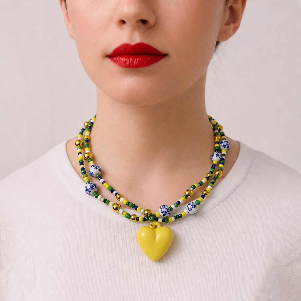 Linette, collier double rang de perles de rocaille jaunes et vertes, perles porcelaine, pendentif cœur jaune, fait main, Perle Moi Ça