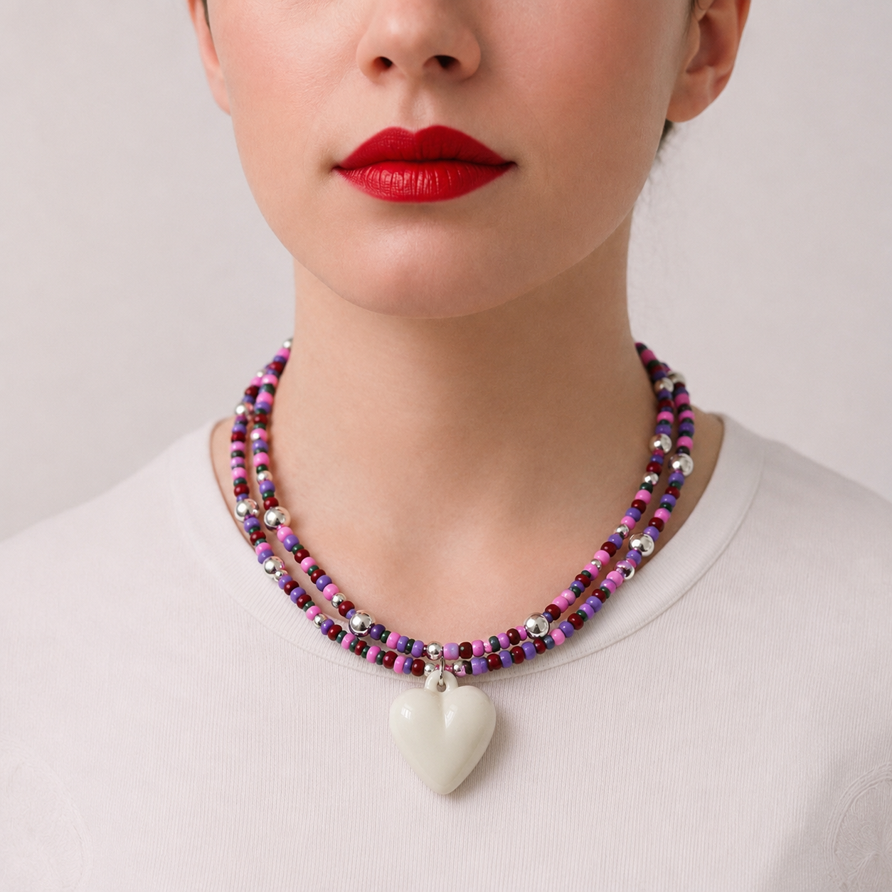 Linette, collier double rang de perles de rocaille roses et violettes, pendentif cœur blanc, fait main, Perle Moi Ça