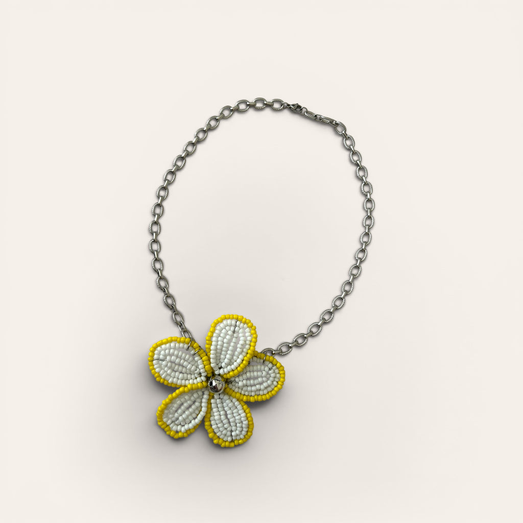 Mirette, collier pendentif grande fleur en perles de rocaille blanches et jaunes, chaîne acier inoxydable dorée, fait main à Châteauroux, Perle Moi Ça