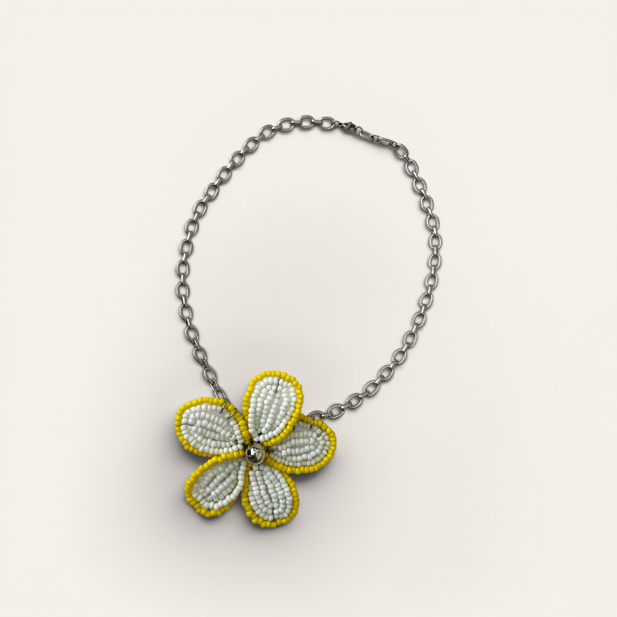 Mirette, collier pendentif grande fleur en perles de rocaille blanches et jaunes, chaîne acier inoxydable dorée, fait main à Châteauroux, Perle Moi Ça