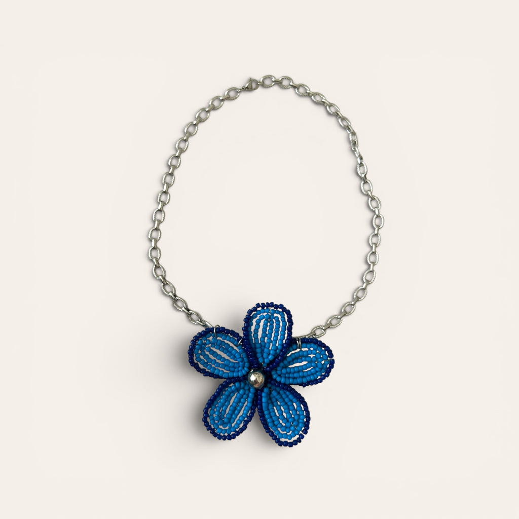 Mirette, collier pendentif grande fleur en perles de rocaille bleues, chaîne acier inoxydable dorée, fait main à Châteauroux, Perle Moi Ça