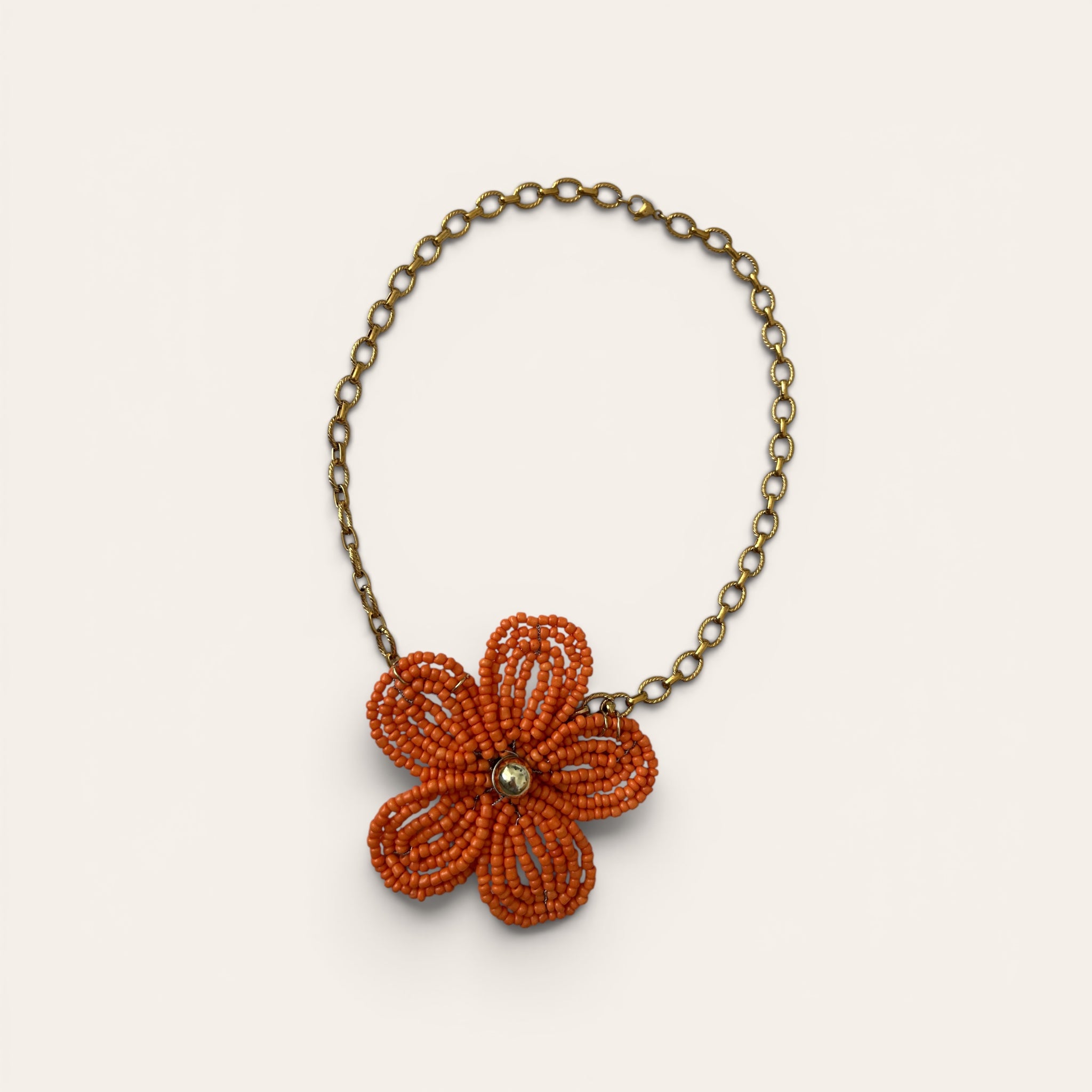 Mirette, collier pendentif grande fleur en perles de rocaille oranges, chaîne acier inoxydable dorée, fait main à Châteauroux, Perle Moi Ça