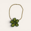 Mirette, collier pendentif grande fleur en perles de rocaille vert sapin et vert olive, chaîne acier inoxydable dorée, fait main, Perle Moi Ça