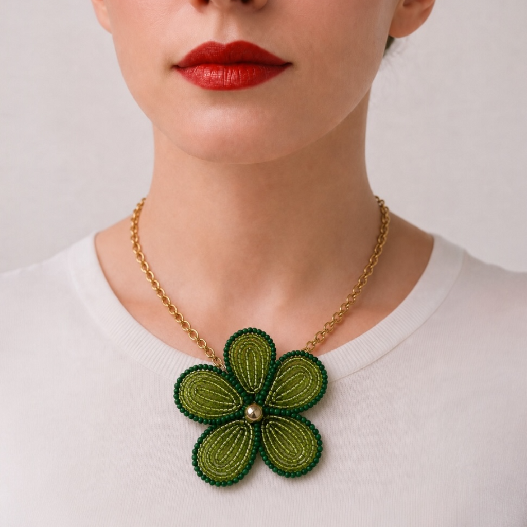 Mirette, collier fleur en perles de rocaille vertes, chaîne dorée, fait main à Châteauroux, Perle Moi Ça