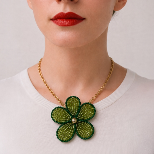 Mirette, collier fleur en perles de rocaille vertes, chaîne dorée, fait main à Châteauroux, Perle Moi Ça