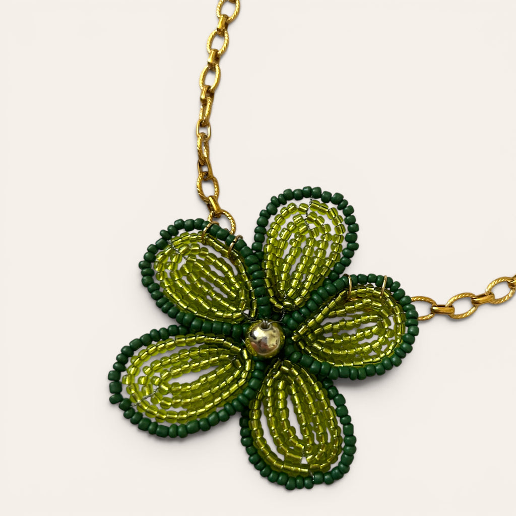 Gros plan pendentif fleur en perles de rocaille vertes, collier Mirette fait main à Châteauroux, Perle Moi Ça
