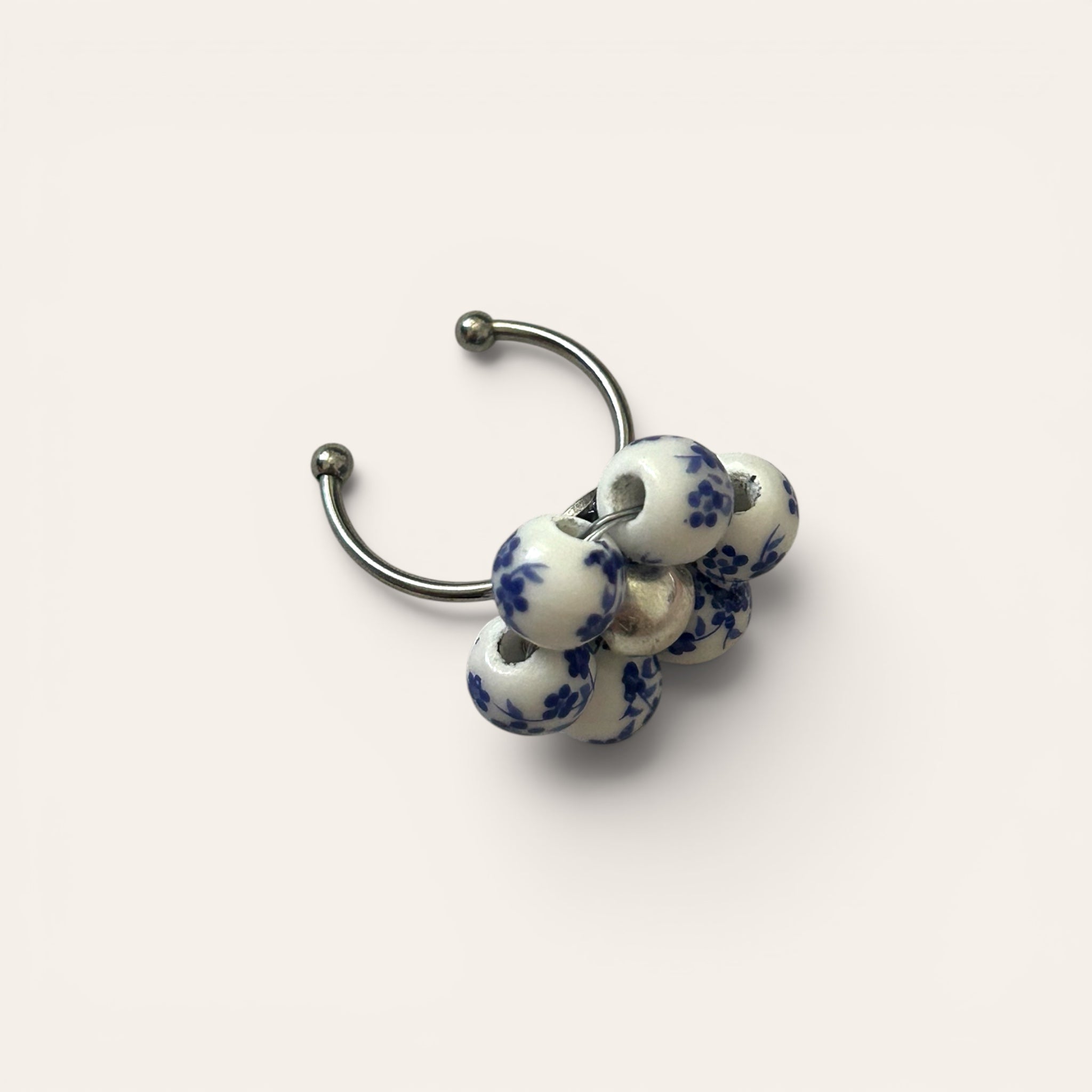 Odette, bague fleur en perles de céramique blanc et bleu motif floral, anneau ajustable anthracite, centre perle nacrée, faite main à Châteauroux, Perle Moi Ça