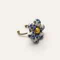 Odette, bague fleur en perles de céramique blanc et bleu motif floral, vue de côté, anneau ajustable doré, centre perle dorée, faite main à Châteauroux, Perle Moi Ça
