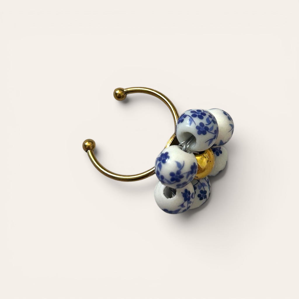 Odette, bague fleur en perles de céramique blanc et bleu motif floral, anneau ajustable doré, centre perle dorée, faite main à Châteauroux, Perle Moi Ça