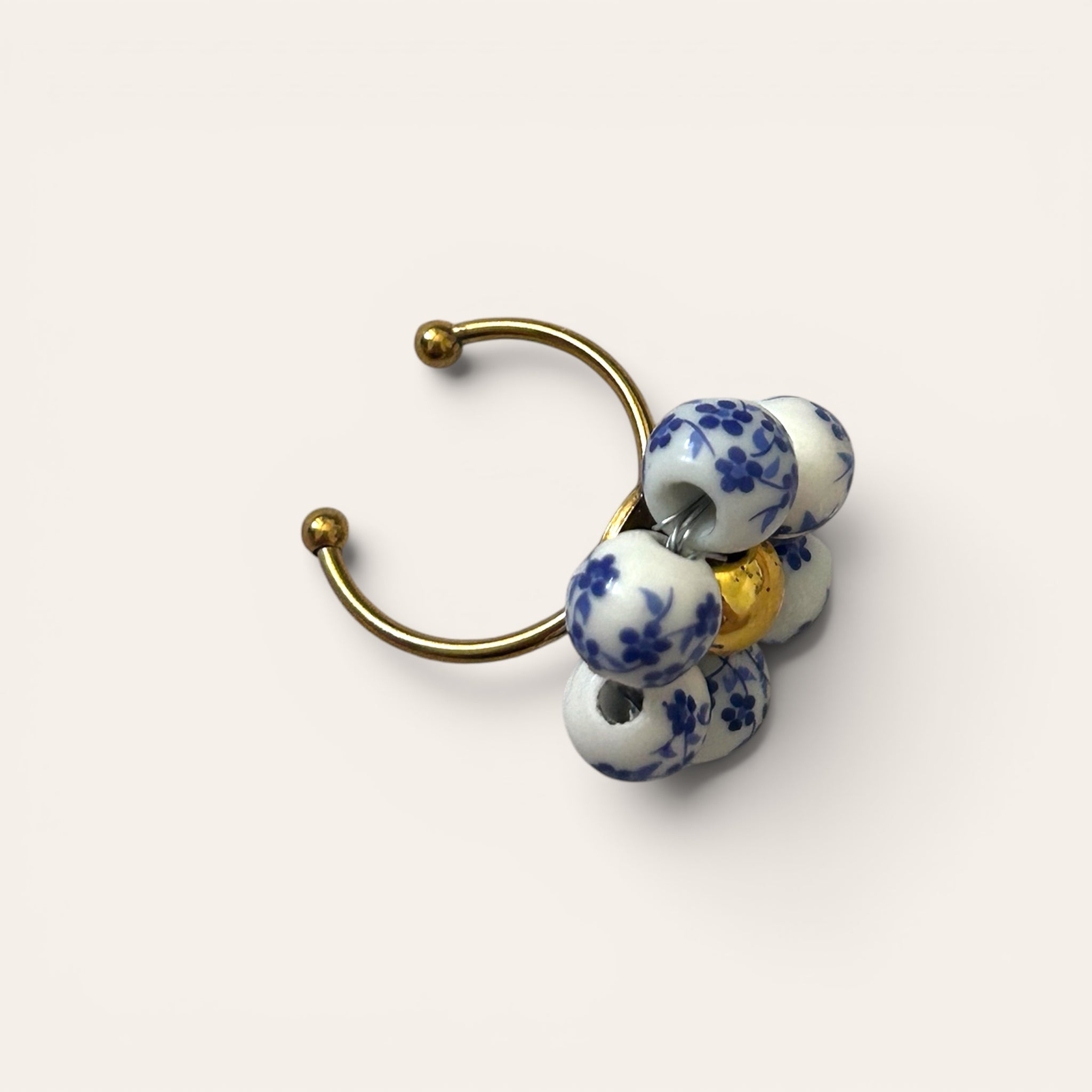 Odette, bague fleur en perles de céramique blanc et bleu motif floral, anneau ajustable doré, centre perle dorée, faite main à Châteauroux, Perle Moi Ça