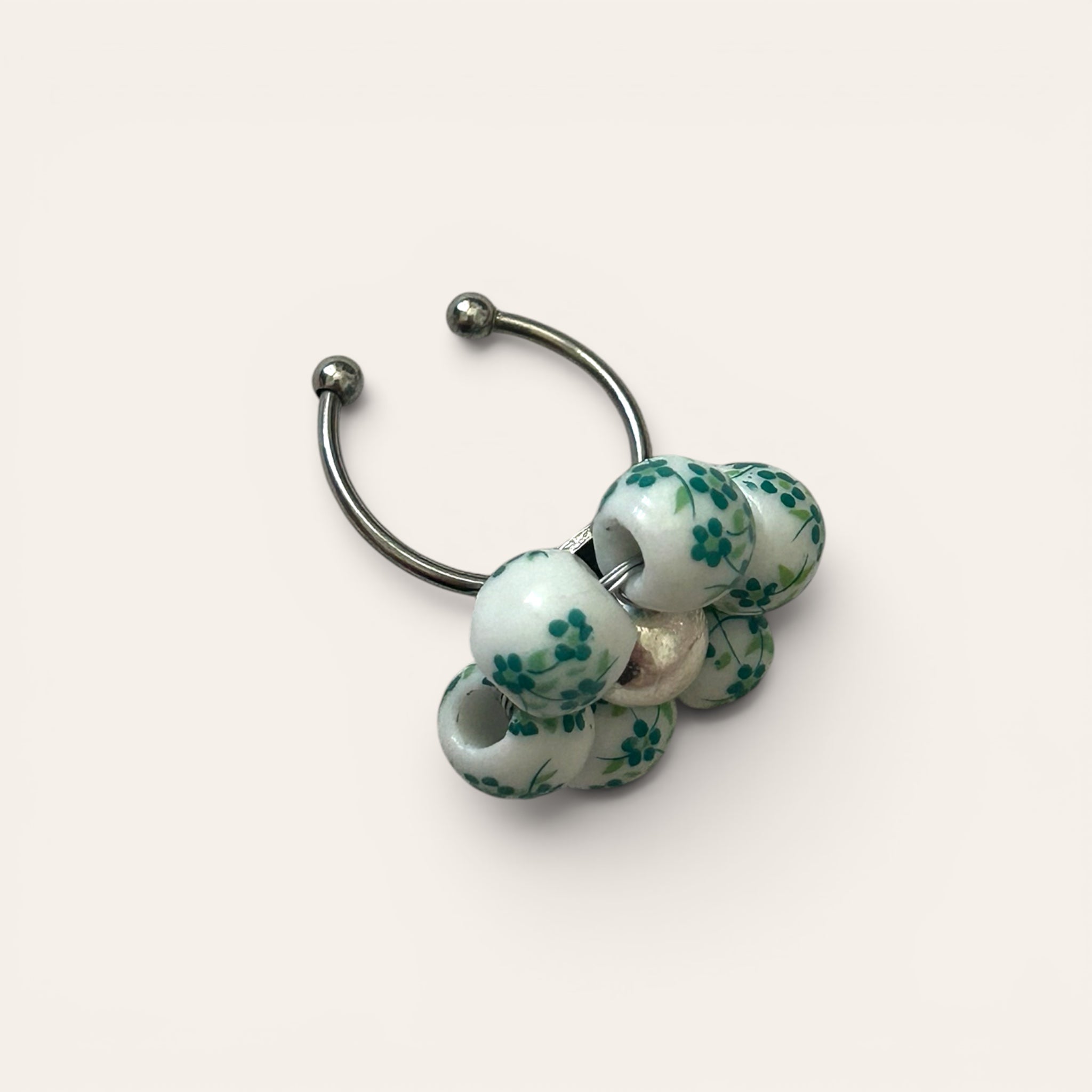 Odette, bague fleur en perles de céramique blanc et vert motif floral, anneau ajustable anthracite, centre perle nacrée, faite main à Châteauroux, Perle Moi Ça