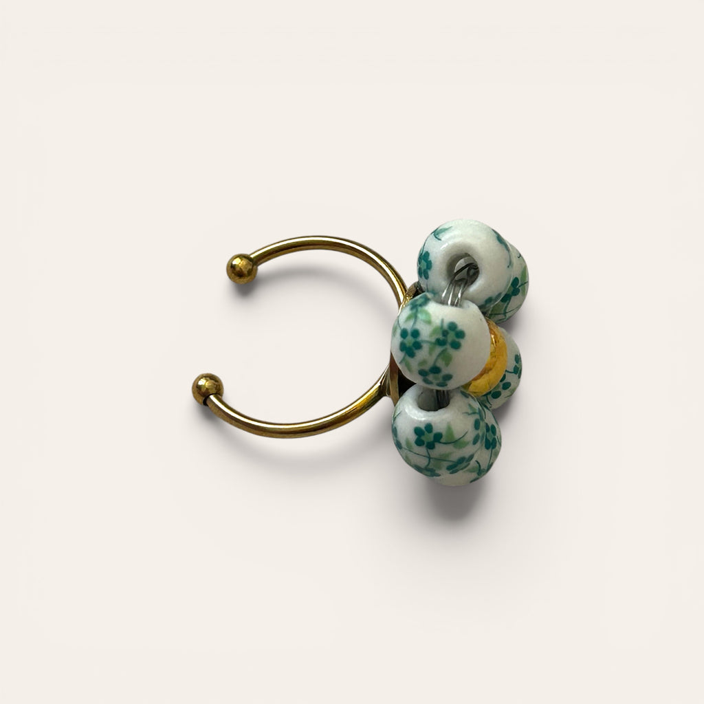 Odette, bague fleur en perles de céramique blanc et vert motif floral, vue de dos, anneau ajustable doré, centre perle dorée, faite main à Châteauroux, Perle Moi Ça