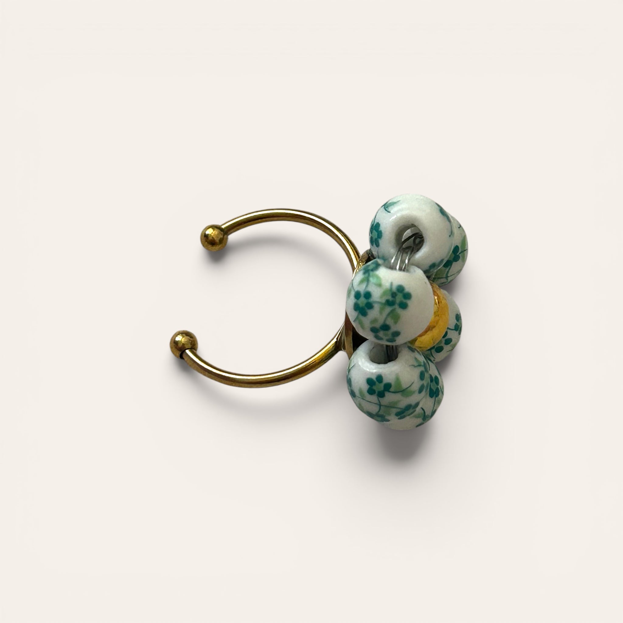 Odette, bague fleur en perles de céramique blanc et vert motif floral, vue de dos, anneau ajustable doré, centre perle dorée, faite main à Châteauroux, Perle Moi Ça