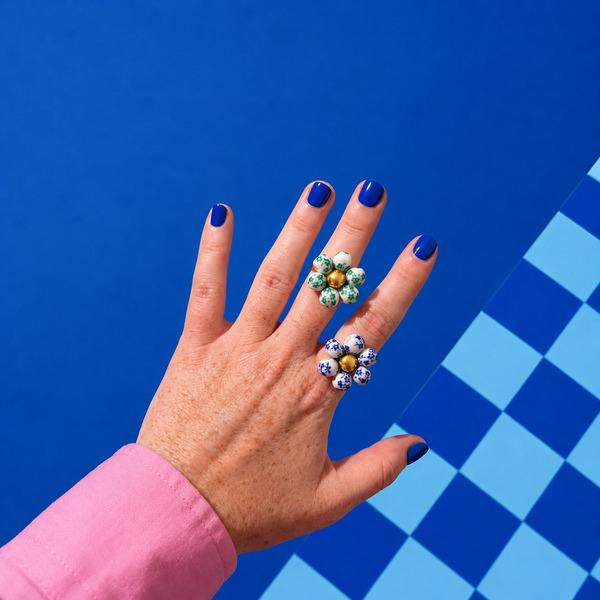 Odette, bagues fleur en perles de céramique vertes et bleues portées sur la main, anneau ajustable doré, faites main à Châteauroux, Perle Moi Ça