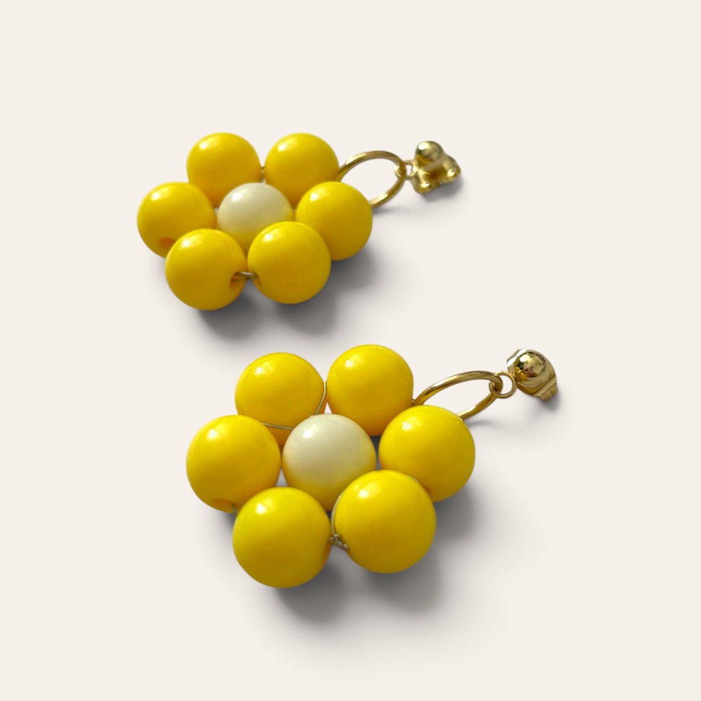 Odette, boucles d'oreilles fleur en perles acryliques jaunes et crème, vue de côté, tige argentée, faites main à Châteauroux, Perle Moi Ça