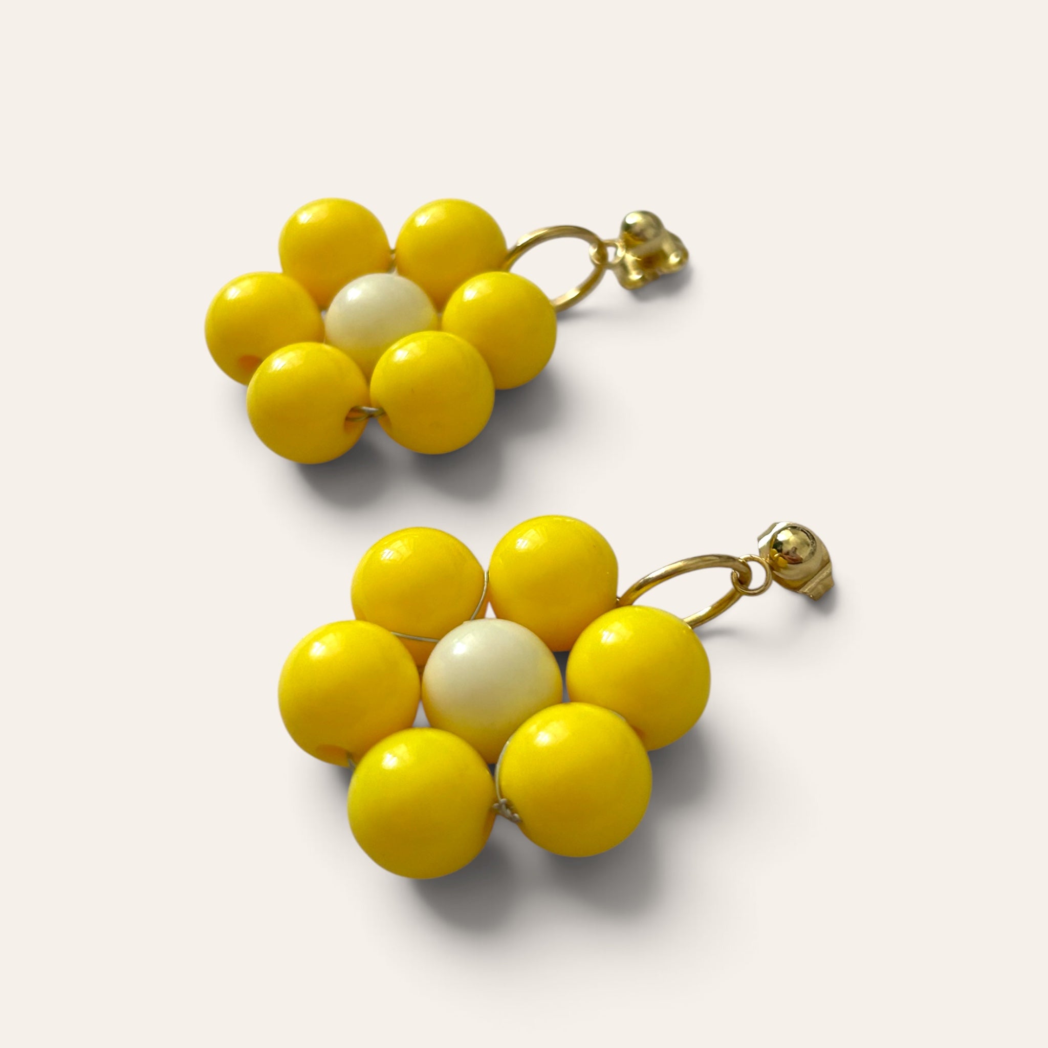 Odette, boucles d'oreilles fleur en perles acryliques jaunes et crème, vue de côté, tige argentée, faites main à Châteauroux, Perle Moi Ça