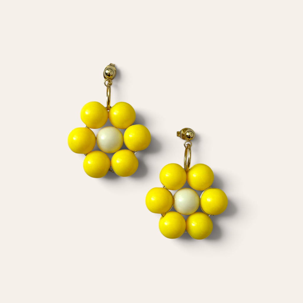 Odette, boucles d'oreilles fleur en perles acryliques jaunes et crème, tige argentée, faites main à Châteauroux, Perle Moi Ça