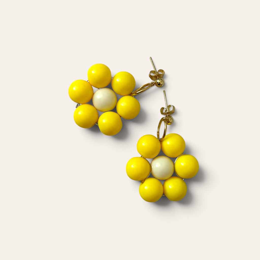 Gros plan boucles d'oreilles Odette, fleur en perles acryliques jaunes et crème, tige acier inoxydable argentée, faites main à Châteauroux, Perle Moi Ça