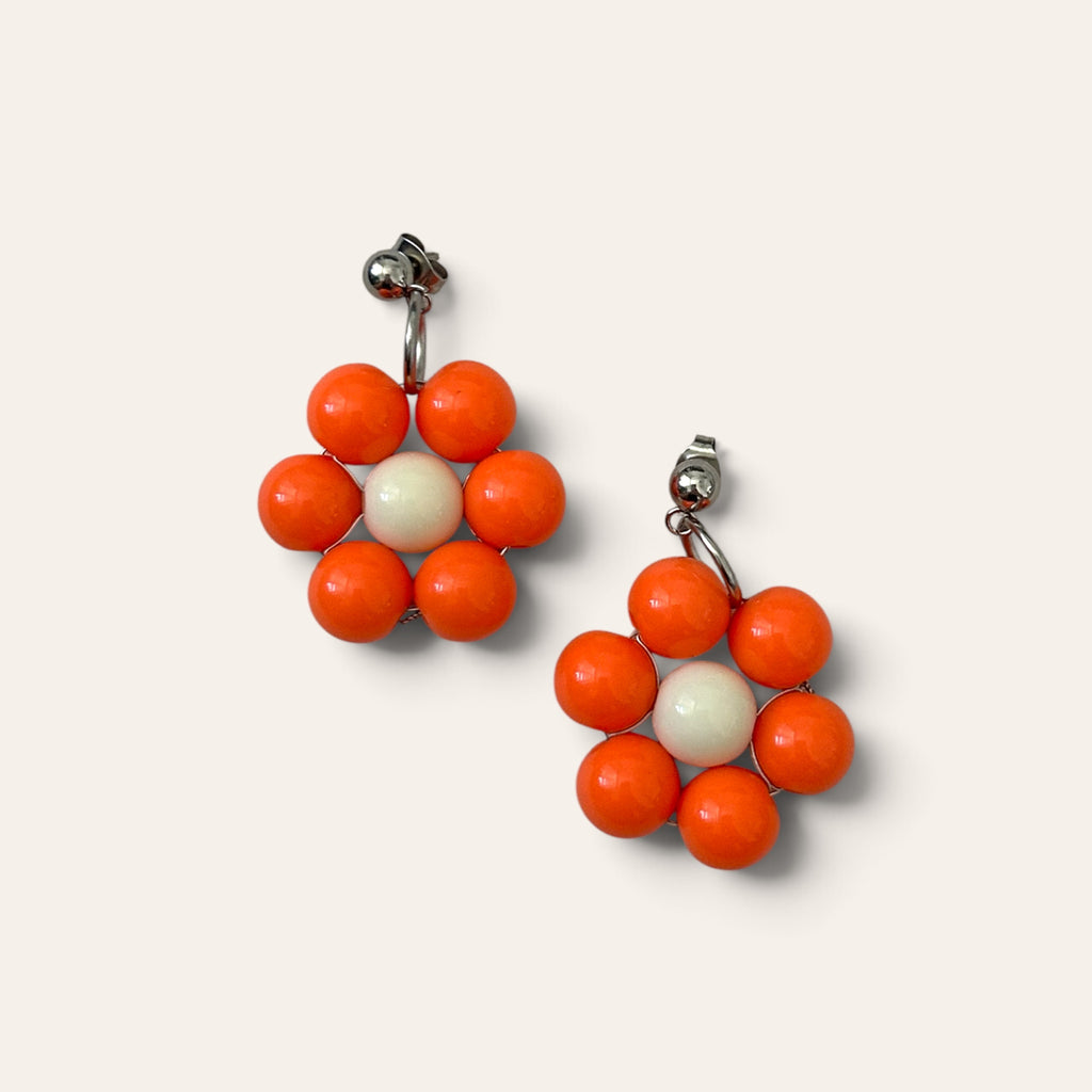 Odette, boucles d'oreilles fleur en perles acryliques oranges et crème, tige argentée, faites main à Châteauroux, Perle Moi Ça
