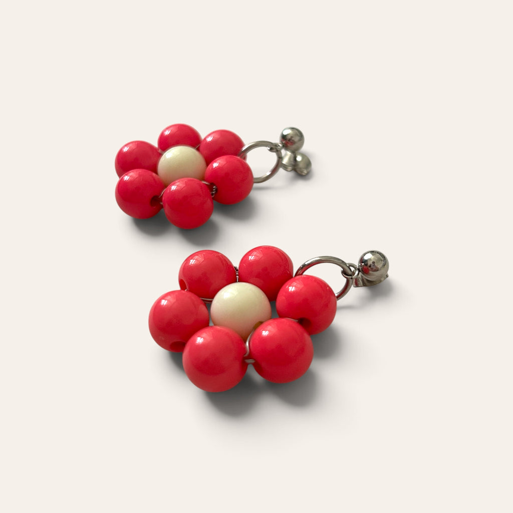 Odette, boucles d'oreilles fleur en perles acryliques roses et crème, vue de côté, tige argentée, faites main à Châteauroux, Perle Moi Ça