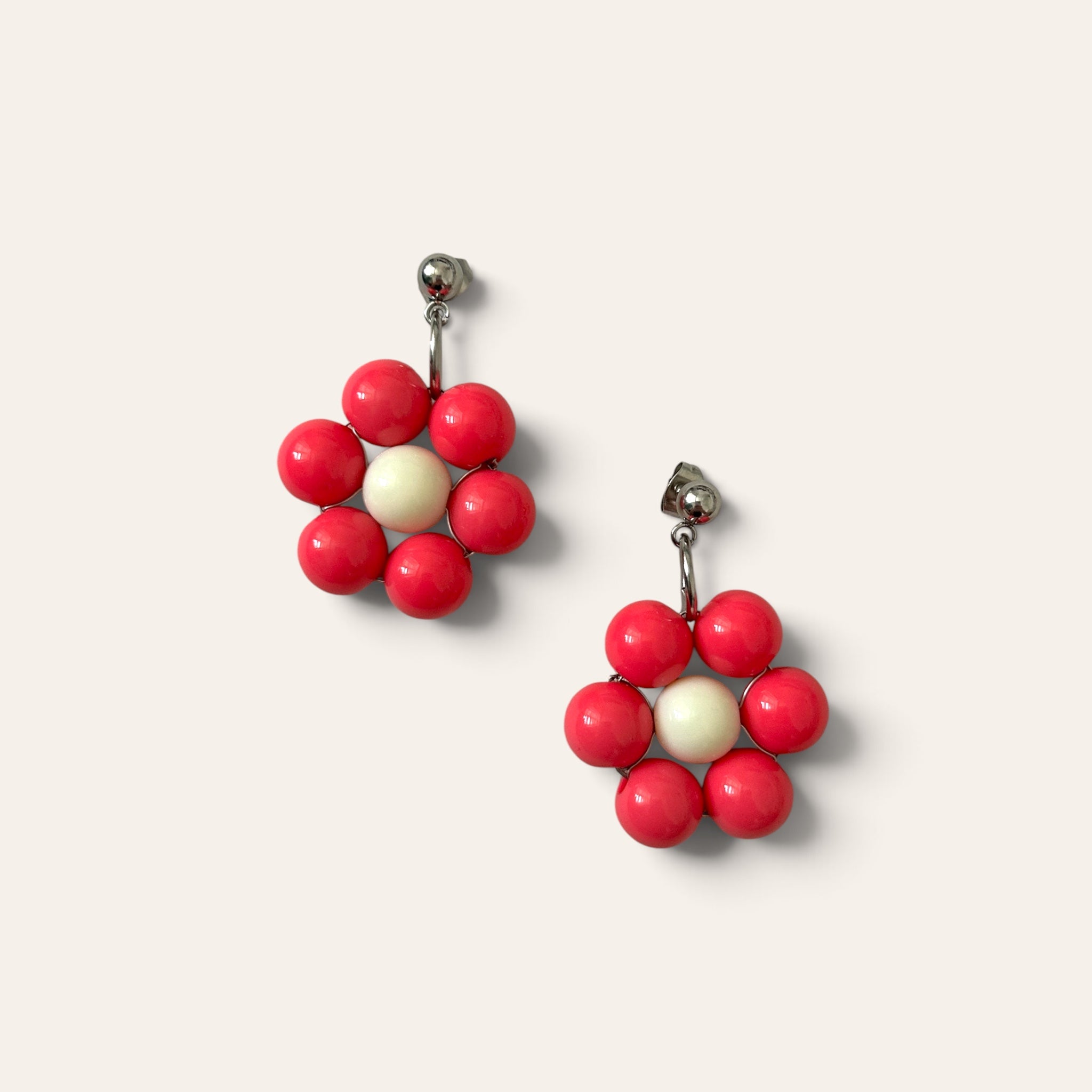 Odette, boucles d'oreilles fleur en perles acryliques roses et crème, tige argentée, faites main à Châteauroux, Perle Moi Ça