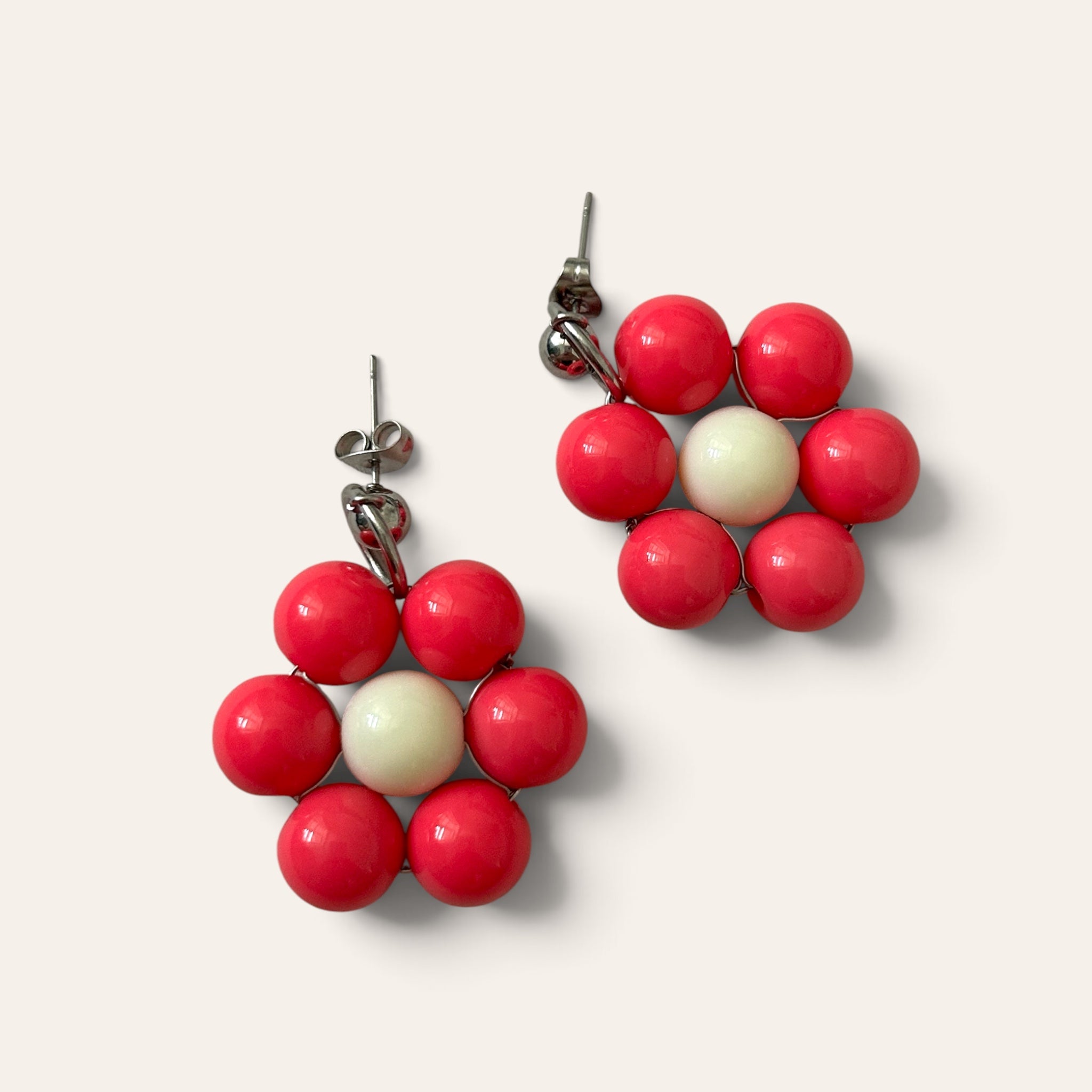 Gros plan boucles d'oreilles Odette, fleur en perles acryliques roses et crème, tige acier inoxydable argentée, faites main à Châteauroux, Perle Moi Ça