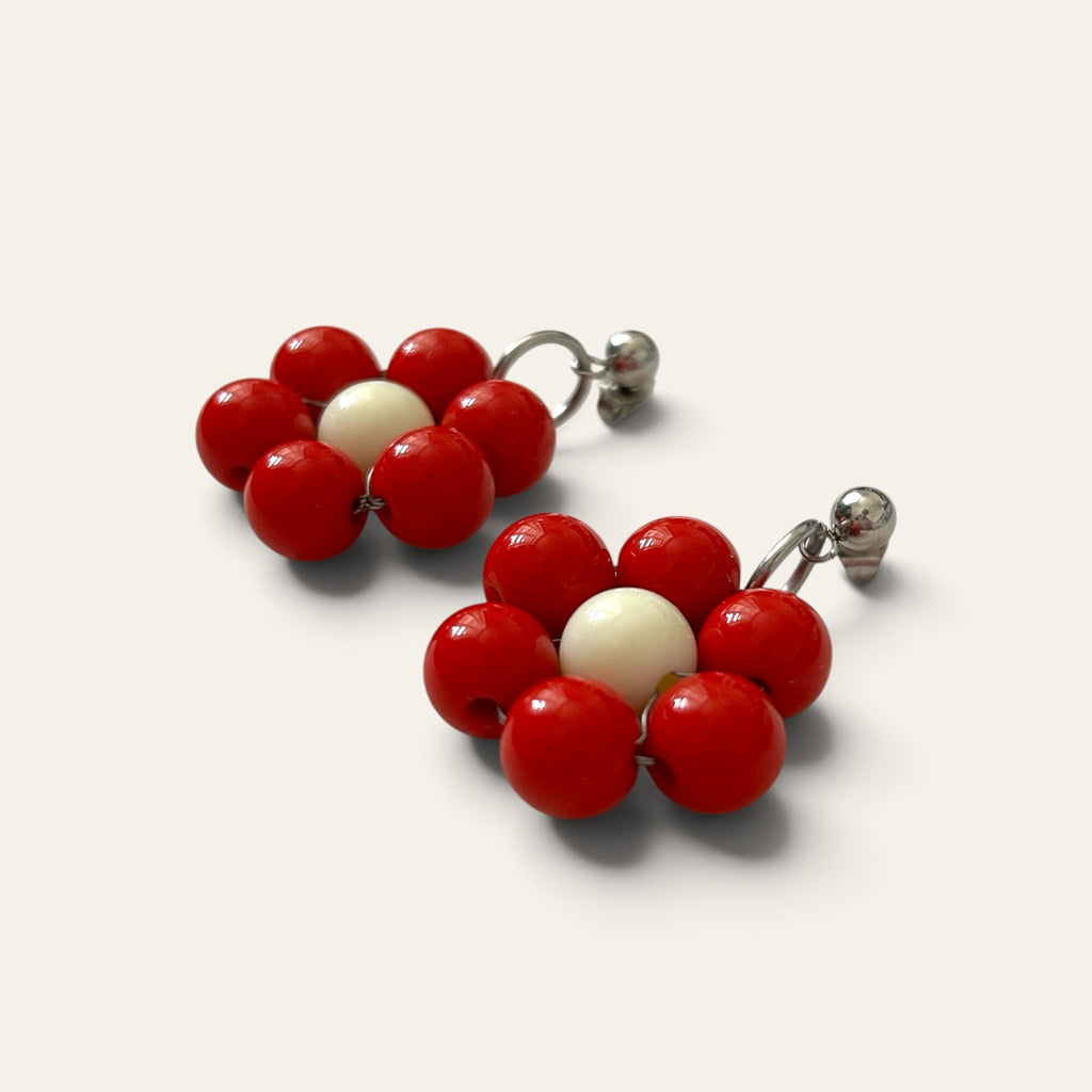 Odette, boucles d'oreilles fleur en perles acryliques rouges et blanches, vue de côté, tige argentée, faites main à Châteauroux, Perle Moi Ça
