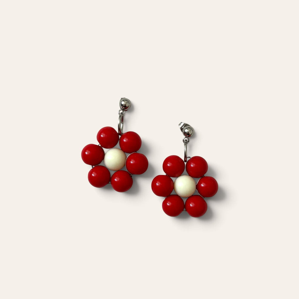Odette, boucles d'oreilles fleur en perles acryliques rouges et blanches, tige argentée, faites main à Châteauroux, Perle Moi Ça
