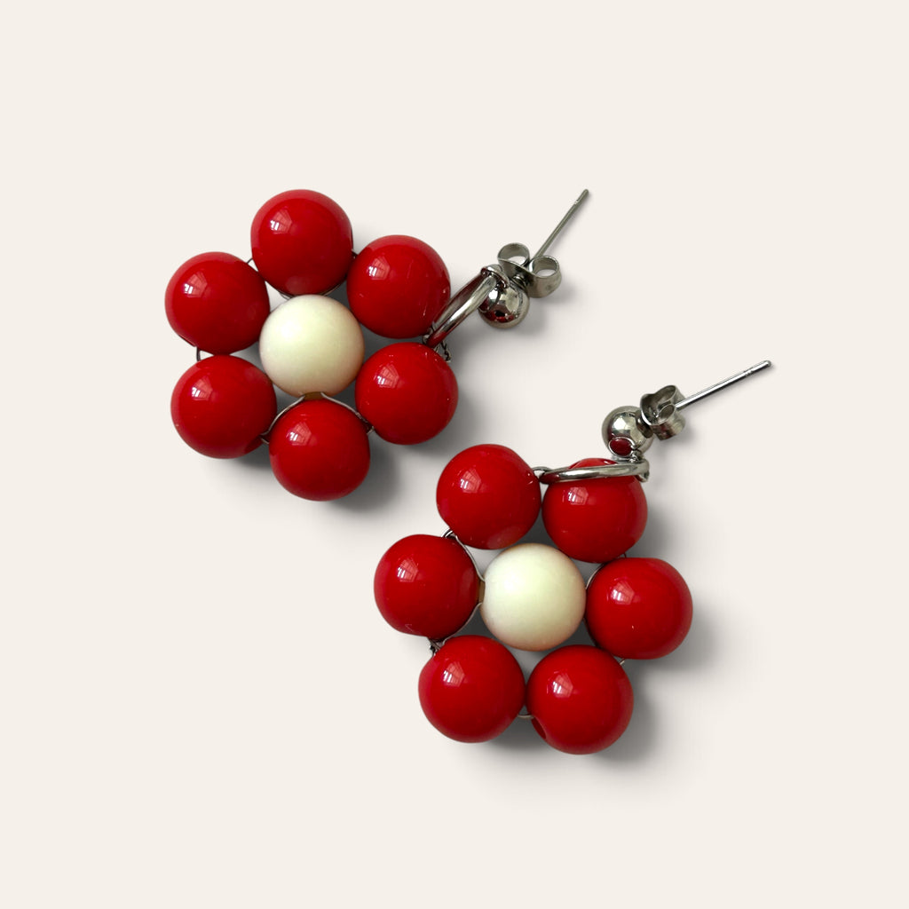 Gros plan boucles d'oreilles Odette, fleur en perles acryliques rouges et blanches, tige acier inoxydable argentée, faites main à Châteauroux, Perle Moi Ça