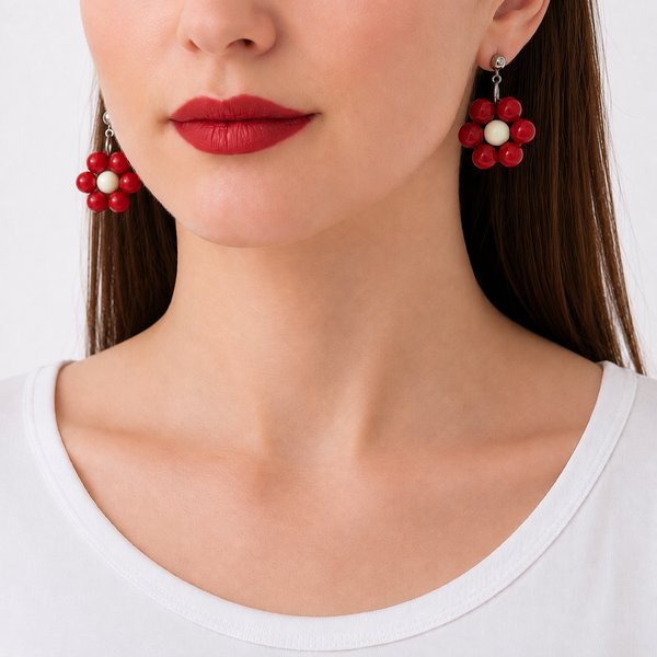Odette, boucles d'oreilles fleur en perles acryliques rouges et crème portées par un mannequin, faites main à Châteauroux, Perle Moi Ça