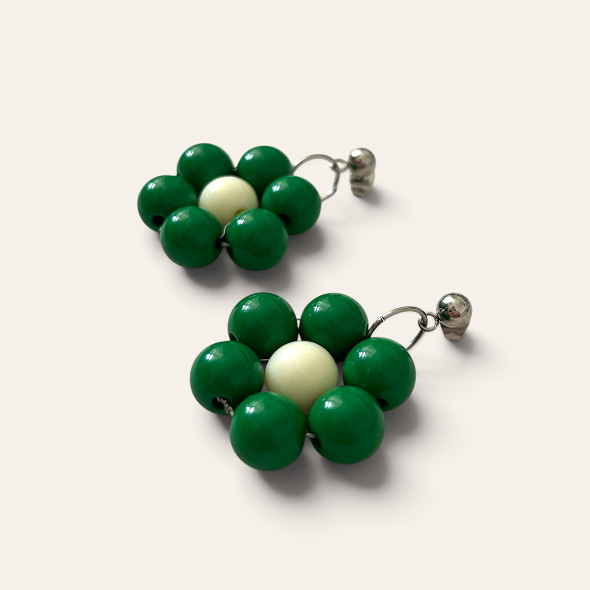 Odette, boucles d'oreilles fleur en perles acryliques vertes et crème, vue de côté, tige argentée, faites main à Châteauroux, Perle Moi Ça