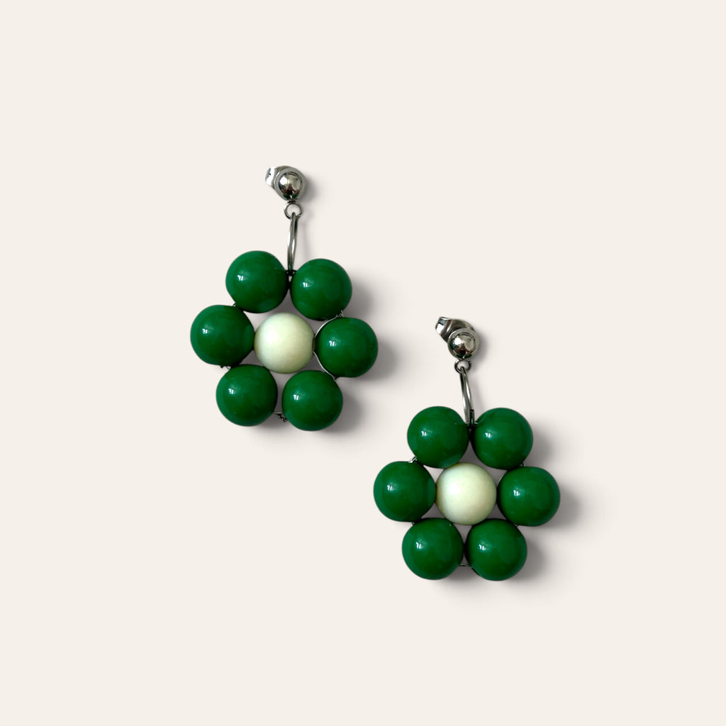 Odette, boucles d'oreilles fleur en perles acryliques vertes et crème, tige argentée, faites main à Châteauroux, Perle Moi Ça