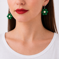 Odette, boucles d'oreilles fleur en perles acryliques vertes et crème portées par un mannequin, faites main à Châteauroux, Perle Moi Ça