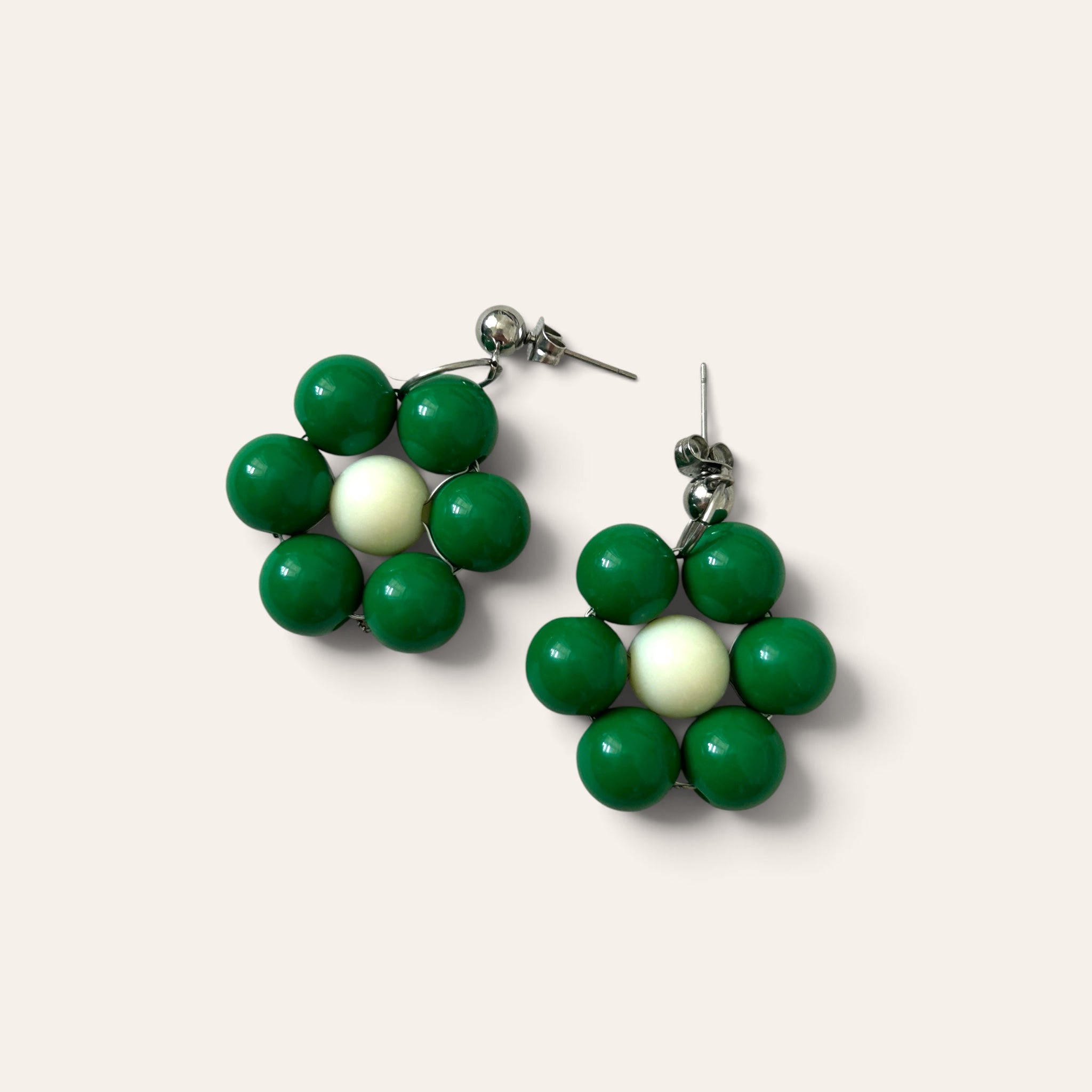 Gros plan boucles d'oreilles Odette, fleur en perles acryliques vertes et crème, tige acier inoxydable argentée, faites main à Châteauroux, Perle Moi Ça