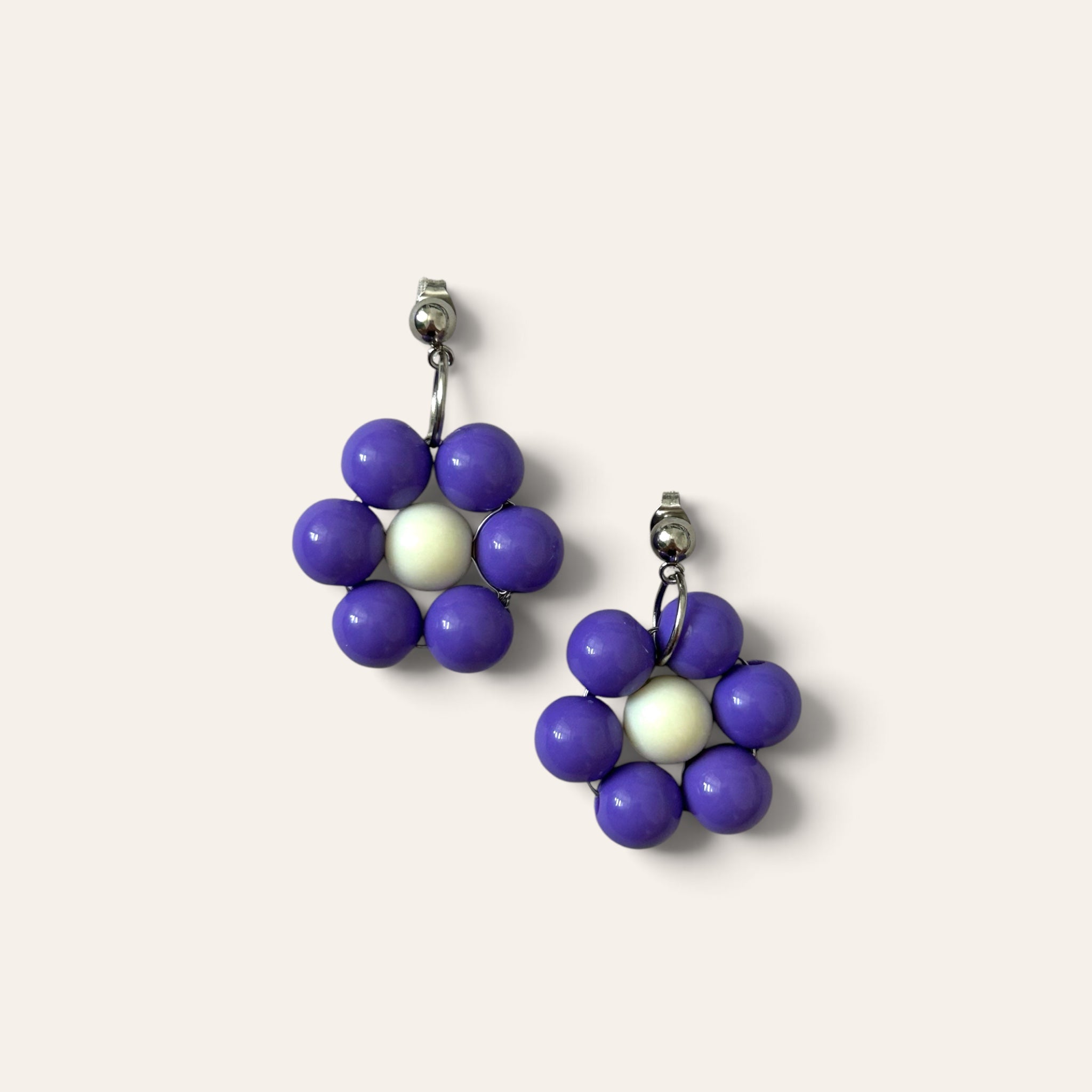 Odette, boucles d'oreilles fleur en perles acryliques violettes et blanches, détail tige acier inoxydable argenté, faites main à Châteauroux, Perle Moi Ça