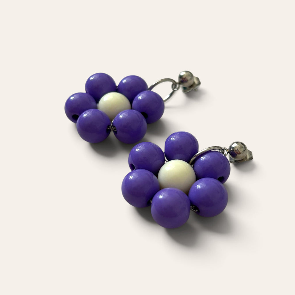 Odette, boucles d'oreilles fleur en perles acryliques violettes et blanches, vue de côté, tige argentée, faites main à Châteauroux, Perle Moi Ça