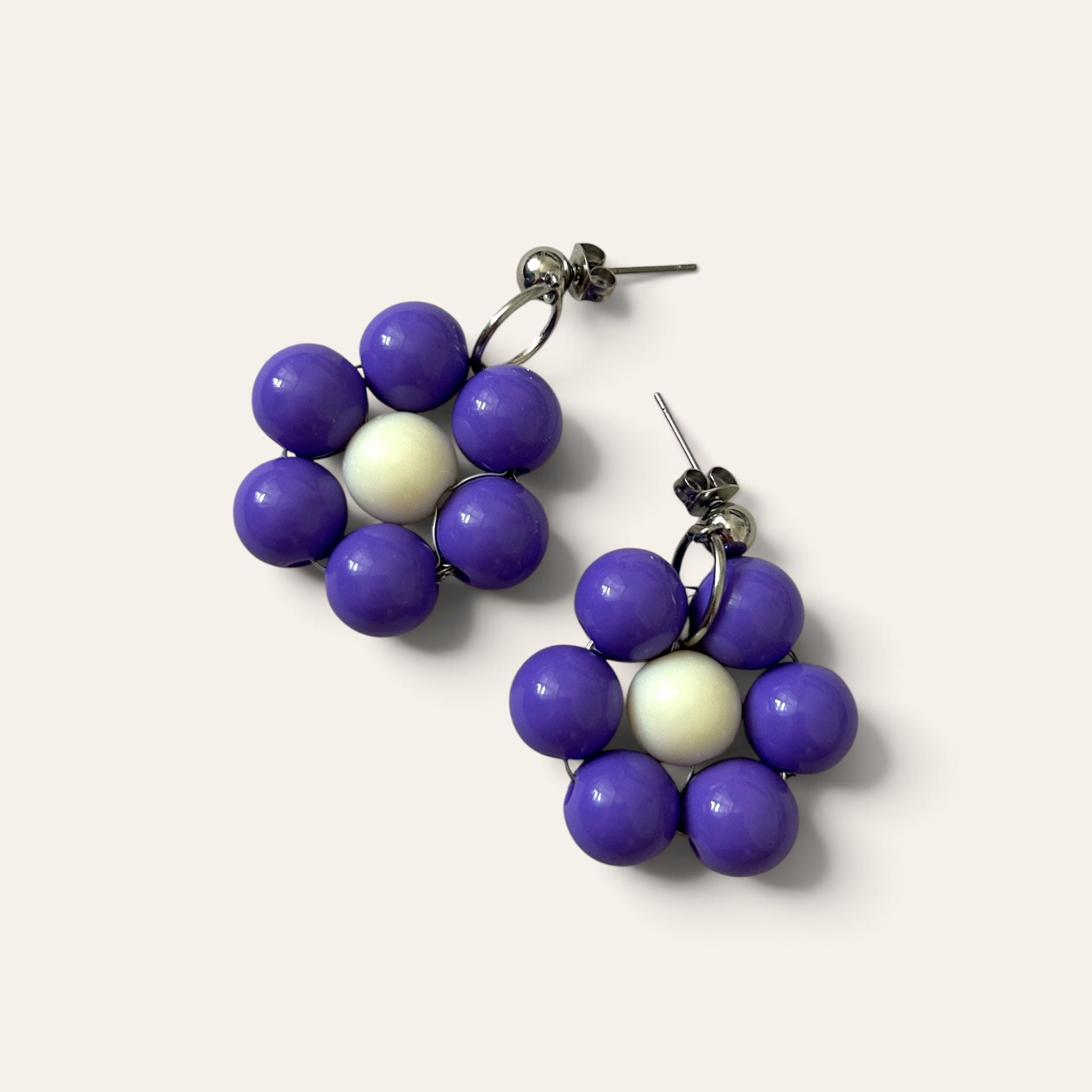 Odette, boucles d'oreilles fleur en perles acryliques violettes et blanches, détail tige acier inoxydable argenté, faites main à Châteauroux, Perle Moi Ça